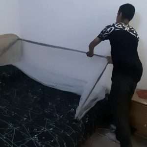 نمایی از پشه بند فلزی تاشو دو نفره رو تختی – سفر راحت و بی‌دغدغه